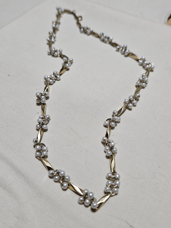 Jewelry - Vintage Faux Pearl & Gold toned Cluster Necklace